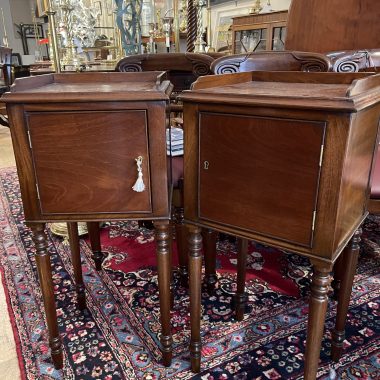 A GOOD QUALITY PAIR OF 20TH CENTURY MAHOGANY SIDE TABLES,