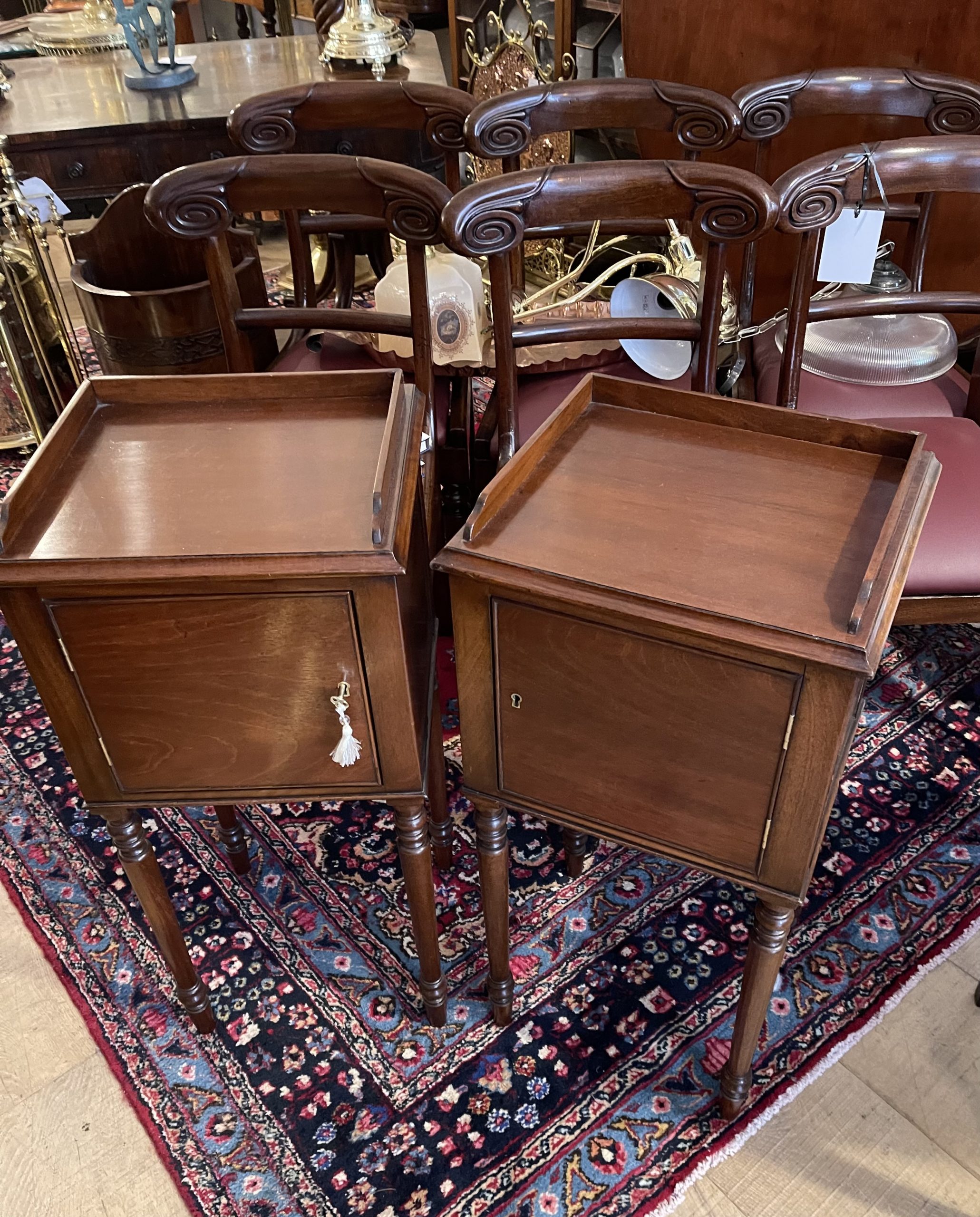 A GOOD QUALITY PAIR OF 20TH CENTURY MAHOGANY SIDE TABLES,LOCKERS
